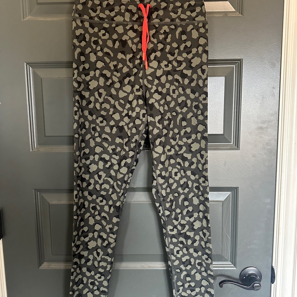 White fox boutique Sarah’s day active leggings